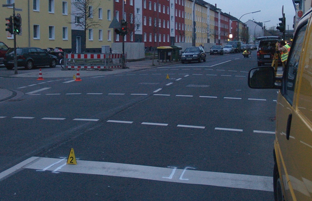 VU Fussgaenger angefahren schwer verletzt Koeln Gremberg Rolshoverstr P14.JPG